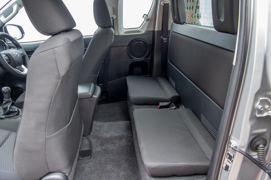 Интерьер Toyota Hilux Xtra Cab Tipper 2017 года  (UK) (фото 6 из 15)